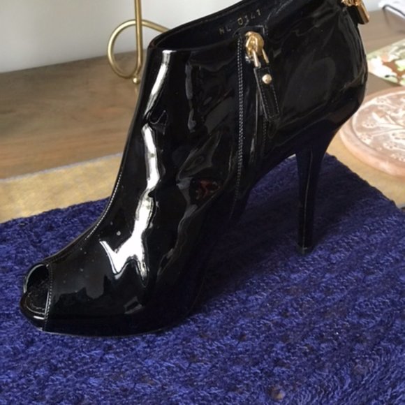 Louis Vuitton: Peep toe patent leather bootie in Black / Noir  (38.5) - Picture 5 of 11